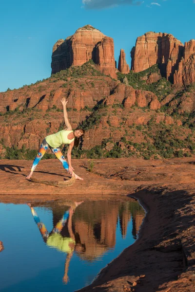 Joga w Katedra Rock — Zdjęcie stockowe