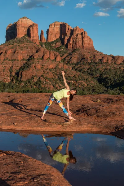 Joga w Katedra Rock — Zdjęcie stockowe