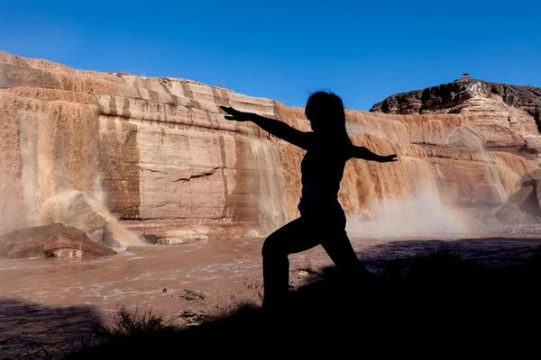 瑜伽练习在亚利桑那州大瀑布 — 图库照片