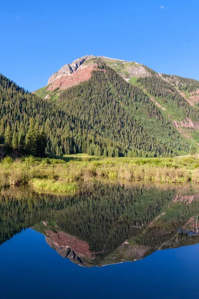 Colorado berg reflectie in de zomer — Stockfoto