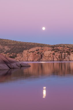 Ayın yükselişine üzerinde Watson Gölü