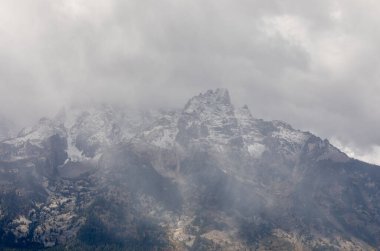Sonbaharda Tetons 'da manzaralı bir manzara.