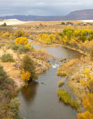Sonbaharda Verde Nehri Kanyonu 'nun manzaralı manzarası Arizona