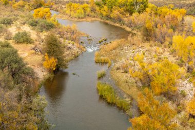 Sonbaharda Verde Nehri Kanyonu 'nun manzaralı manzarası Arizona