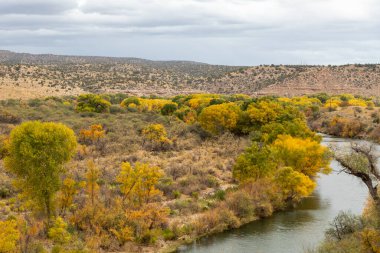 Sonbaharda Verde Nehri Kanyonu 'nun manzaralı manzarası Arizona