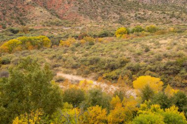 Sonbaharda Verde Nehri Kanyonu 'nun manzaralı manzarası Arizona