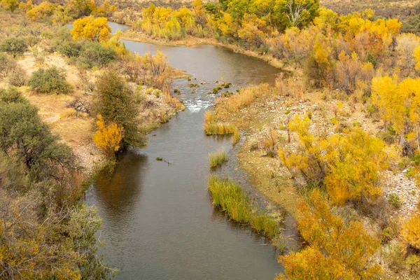 Sonbaharda Verde Nehri Kanyonu 'nun manzaralı manzarası Arizona