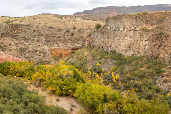 Sonbaharda Verde Nehri Kanyonu 'nun manzaralı manzarası Arizona
