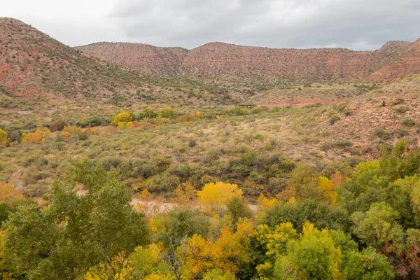 Sonbaharda Verde Nehri Kanyonu 'nun manzaralı manzarası Arizona
