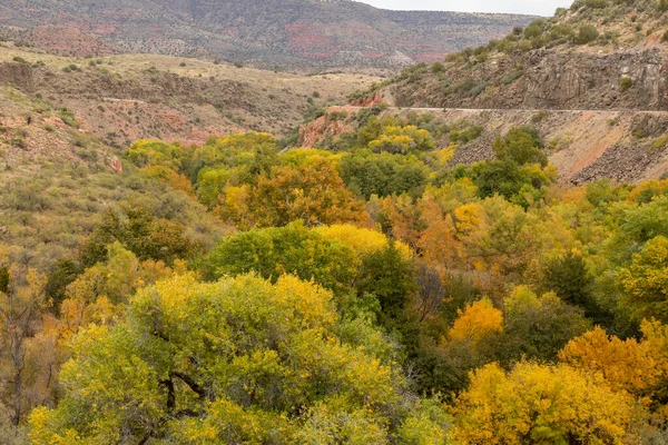 Sonbaharda Verde Nehri Kanyonu 'nun manzaralı manzarası Arizona