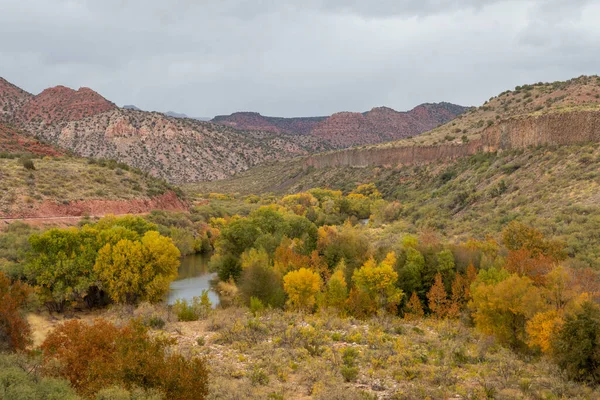 Sonbaharda Verde Nehri Kanyonu 'nun manzaralı manzarası Arizona