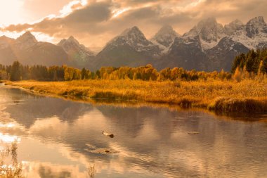 Sonbaharda gün batımında Tetons 'da manzaralı bir manzara.