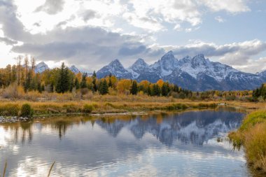 Sonbaharda gün batımında Tetons 'da manzaralı bir manzara.