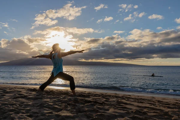 Woman Practicing Yoga Maui Beach Sunset — Stock Photo, Image