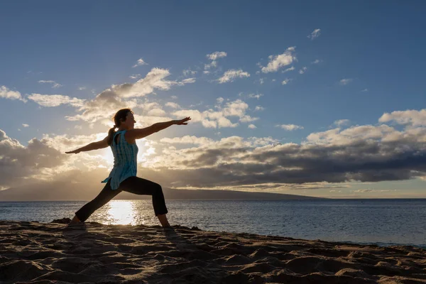 Kobieta Ćwicząca Jogę Plaży Maui Zachodzie Słońca — Zdjęcie stockowe