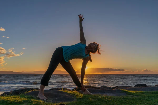 Een Vrouw Oefenen Yoga Een Maui Strand Bij Zonsondergang — Stockfoto