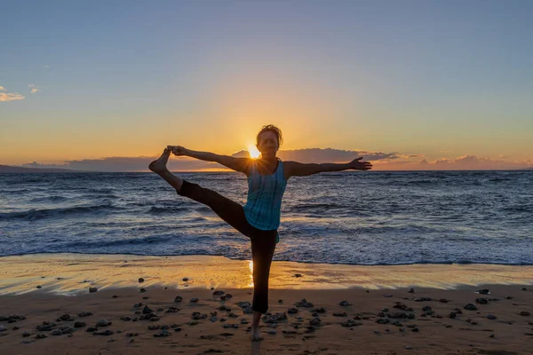 Kobieta Ćwicząca Jogę Plaży Maui Zachodzie Słońca — Zdjęcie stockowe