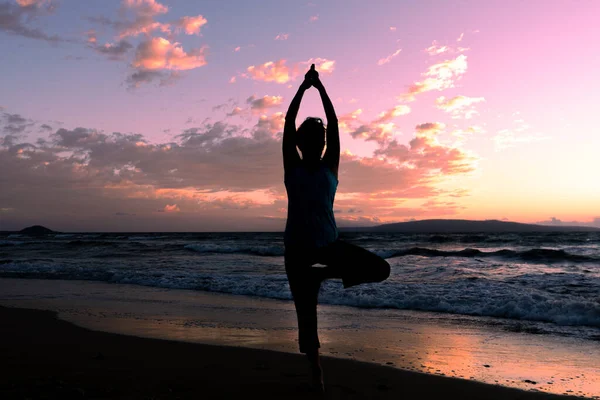 Woman Practicing Yoga Sunset Maui Beach — Stock Photo, Image