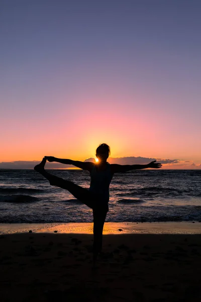 Kobieta Praktykująca Jogę Zachodzie Słońca Plaży Maui — Zdjęcie stockowe