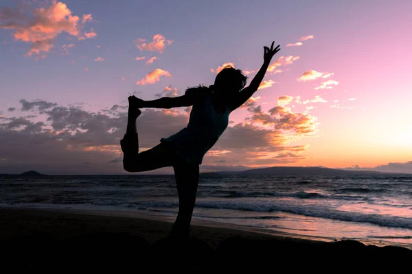 Maui Sahilinde Gün Batımında Yoga Yapan Bir Kadın — Stok fotoğraf