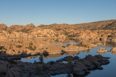 Watson Gölü Prescott Arizona 'nın günbatımındaki manzarası.