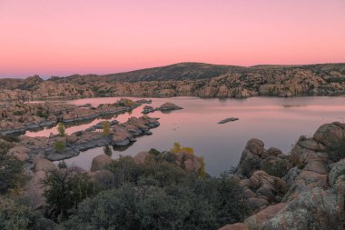 Watson Gölü Prescott Arizona 'nın günbatımındaki manzarası.