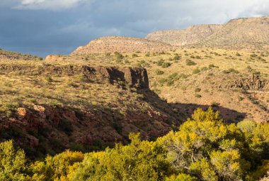Sonbaharda Verde Nehri Kanyonu 'nun manzaralı manzarası Arizona
