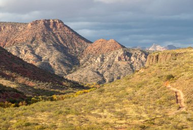 Sonbaharda Verde Nehri Kanyonu 'nun manzaralı manzarası Arizona