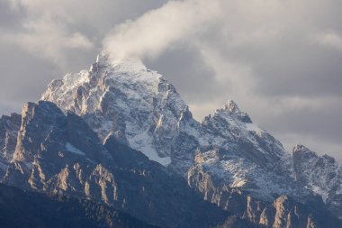 Kar Wyoming, Auutmn 'daki Teton Sıradağları' nın yüzeyi karla kaplıydı.