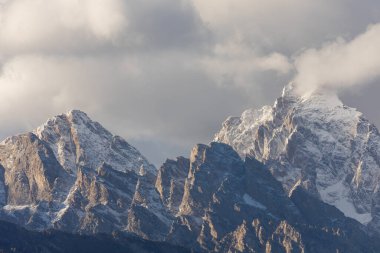 Kar Wyoming, Auutmn 'daki Teton Sıradağları' nın yüzeyi karla kaplıydı.