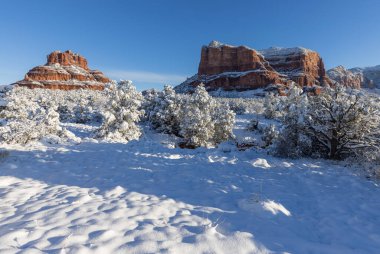 Sedona Arizona 'nın kırmızı kayalıklarında kışın manzaralı bir kar manzarası.