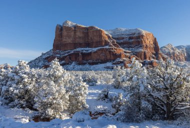 Sedona Arizona 'nın kırmızı kayalıklarında kışın manzaralı bir kar manzarası.