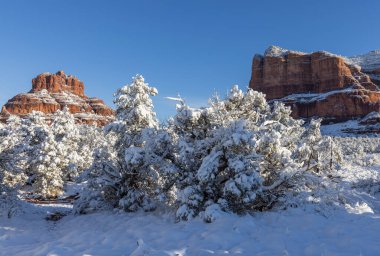 Sedona Arizona 'nın kırmızı kayalıklarında kışın manzaralı bir kar manzarası.