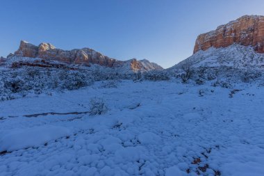 Kış mevsiminde Sedona Arizona 'nın kızıl kayalıklarında karla kaplanmış.