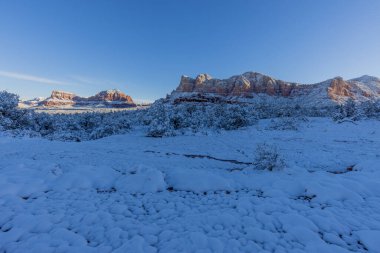 Kış mevsiminde Sedona Arizona 'nın kızıl kayalıklarında karla kaplanmış.