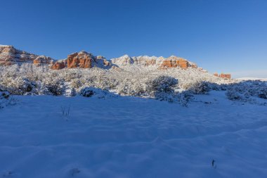 Sedona Arizona 'nın kırmızı kayalıklarında kışın manzaralı bir kar manzarası.