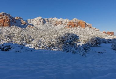 Sedona Arizona 'nın kırmızı kayalıklarında kışın manzaralı bir kar manzarası.