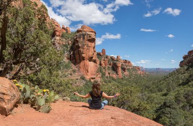 Sedona Arizona 'nın kırmızı kayalarında yoga yapan bir kadın.