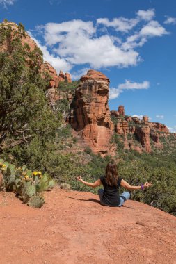 Sedona Arizona 'nın kırmızı kayalarında yoga yapan bir kadın.