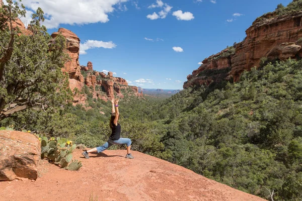 Una Donna Che Pratica Yoga Nelle Rocce Rosse Sedona Arizona — Foto Stock