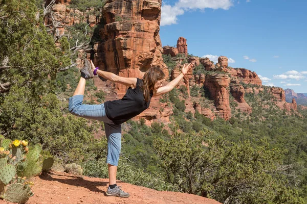 Sedona Arizona Nın Kırmızı Kayalarında Yoga Yapan Bir Kadın — Stok fotoğraf