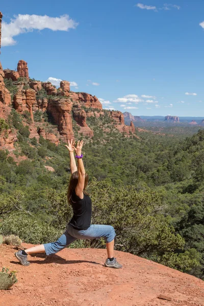 Una Donna Che Pratica Yoga Nelle Rocce Rosse Sedona Arizona — Foto Stock