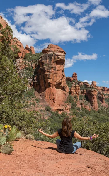 Una Mujer Practicando Yoga Las Rocas Rojas Sedona Arizona —  Fotos de Stock