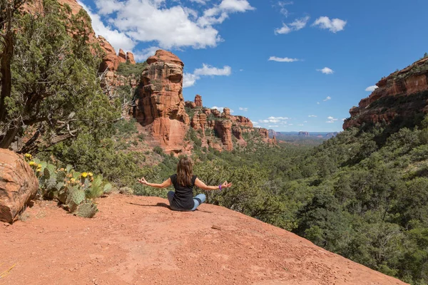 亚利桑那州赛多纳红岩上练习瑜伽的女人 — 图库照片