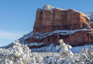Sedona Ariozna 'nın kırmızı kayalıklarında kışın manzaralı bir kar manzarası.