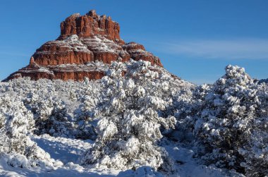 Sedona Ariozna 'nın kırmızı kayalıklarında kışın manzaralı bir kar manzarası.