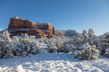 Sedona Ariozna 'nın kırmızı kayalıklarında kışın manzaralı bir kar manzarası.