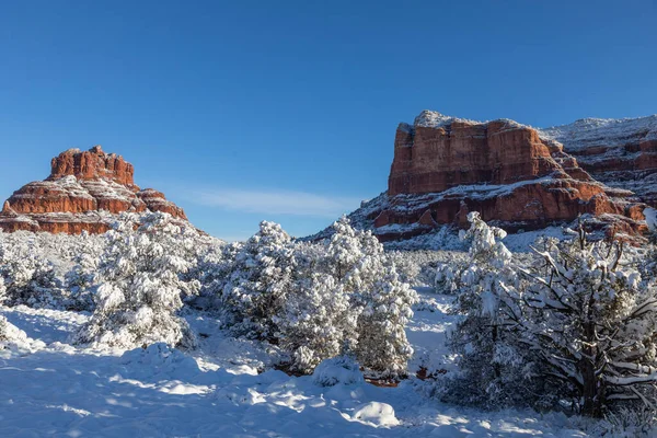 Sedona Ariozna Nın Kırmızı Kayalıklarında Kışın Manzaralı Bir Kar Manzarası — Stok fotoğraf