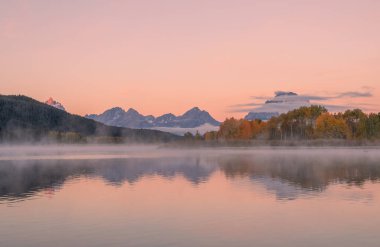 Grand Teton Ulusal Parkı 'nda sonbaharda manzaranın yansıması.