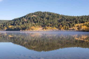 Grand Teton Ulusal Parkı 'nda sonbaharda manzaranın yansıması.